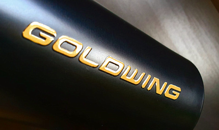 Термокружка для мотоциклиста 380мл с жёлтым глянцевым логотипом Goldwing